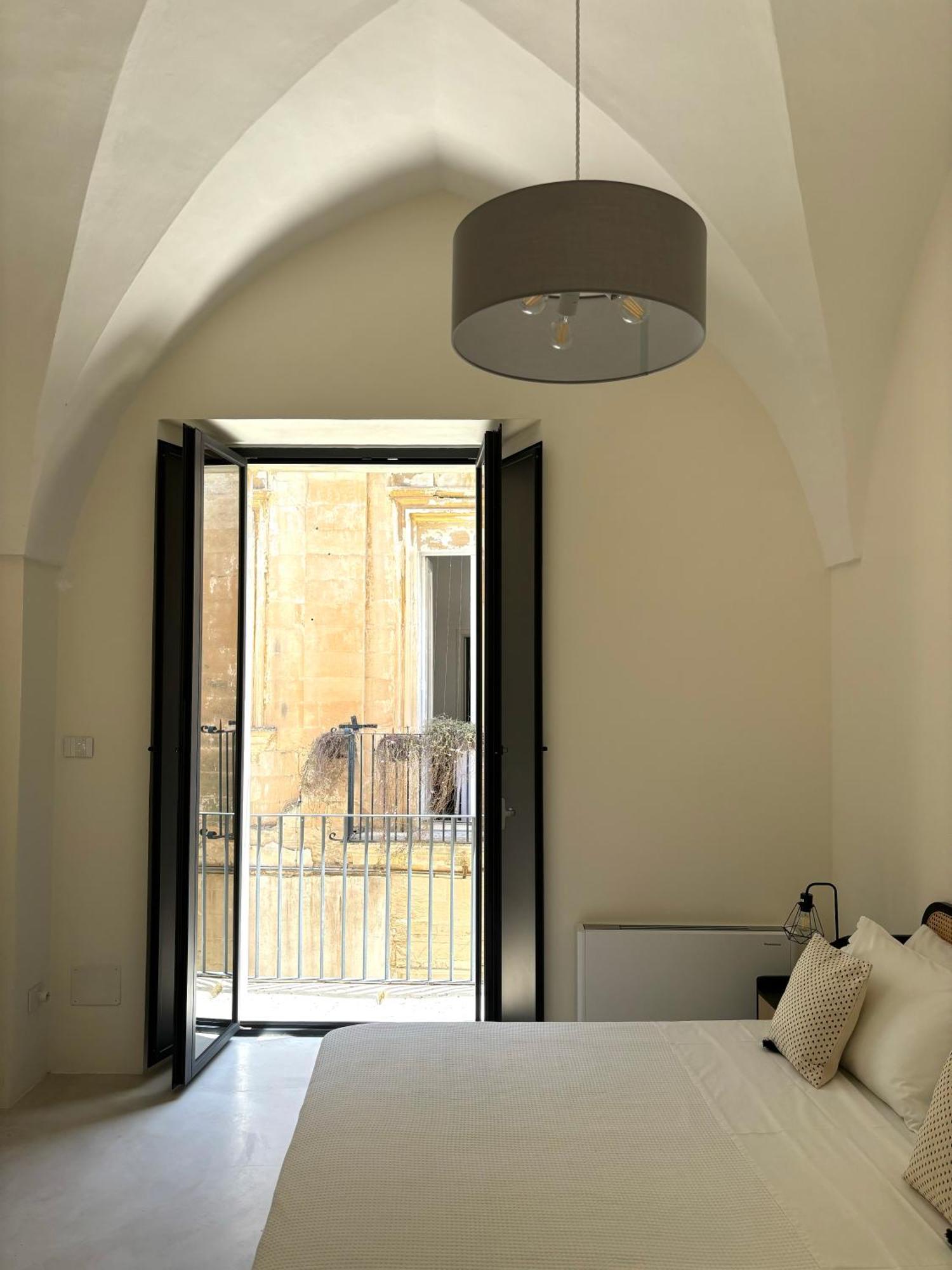 Alora Boutique Suites Лече Екстериор снимка