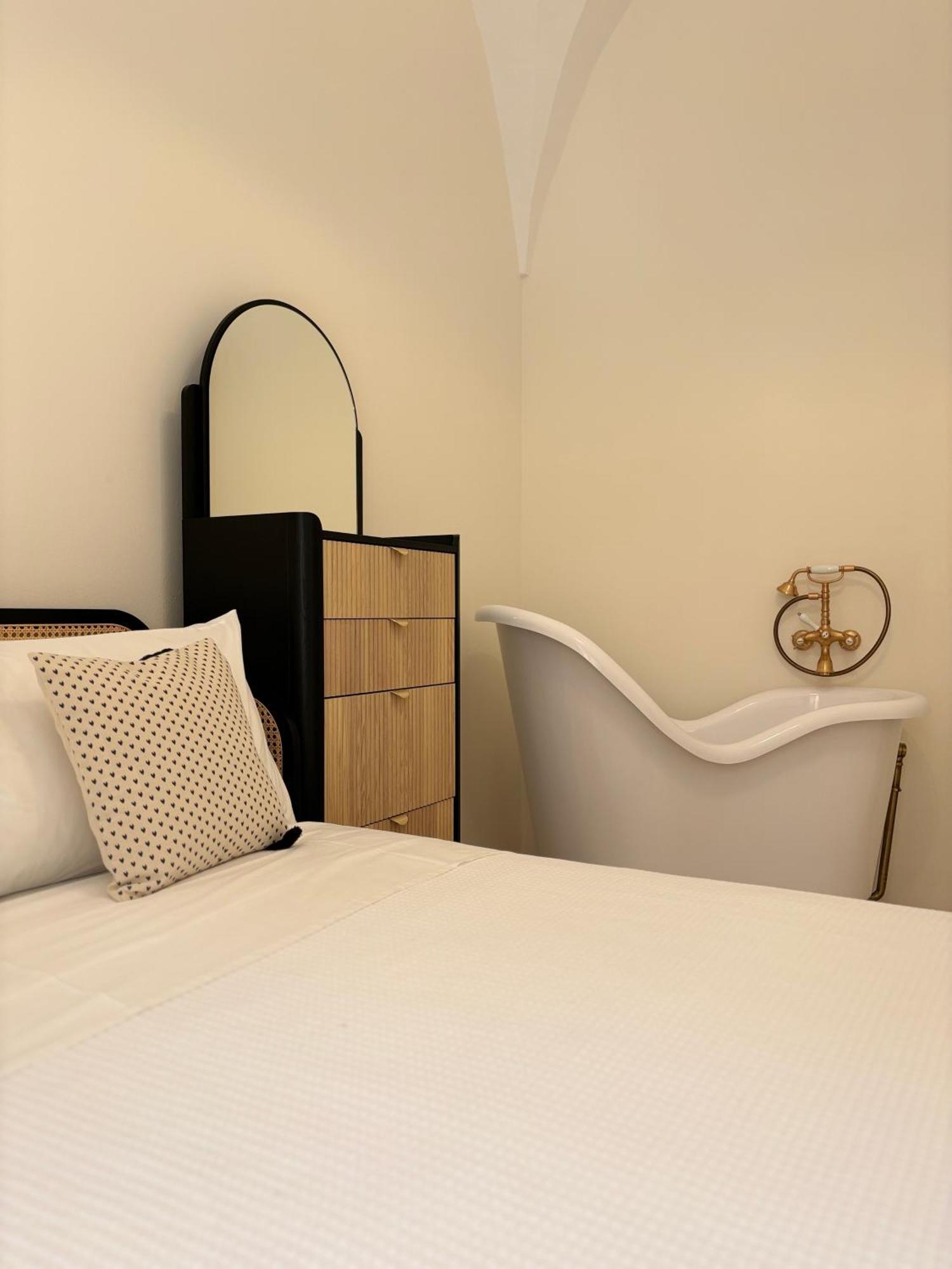 Alora Boutique Suites Лече Екстериор снимка