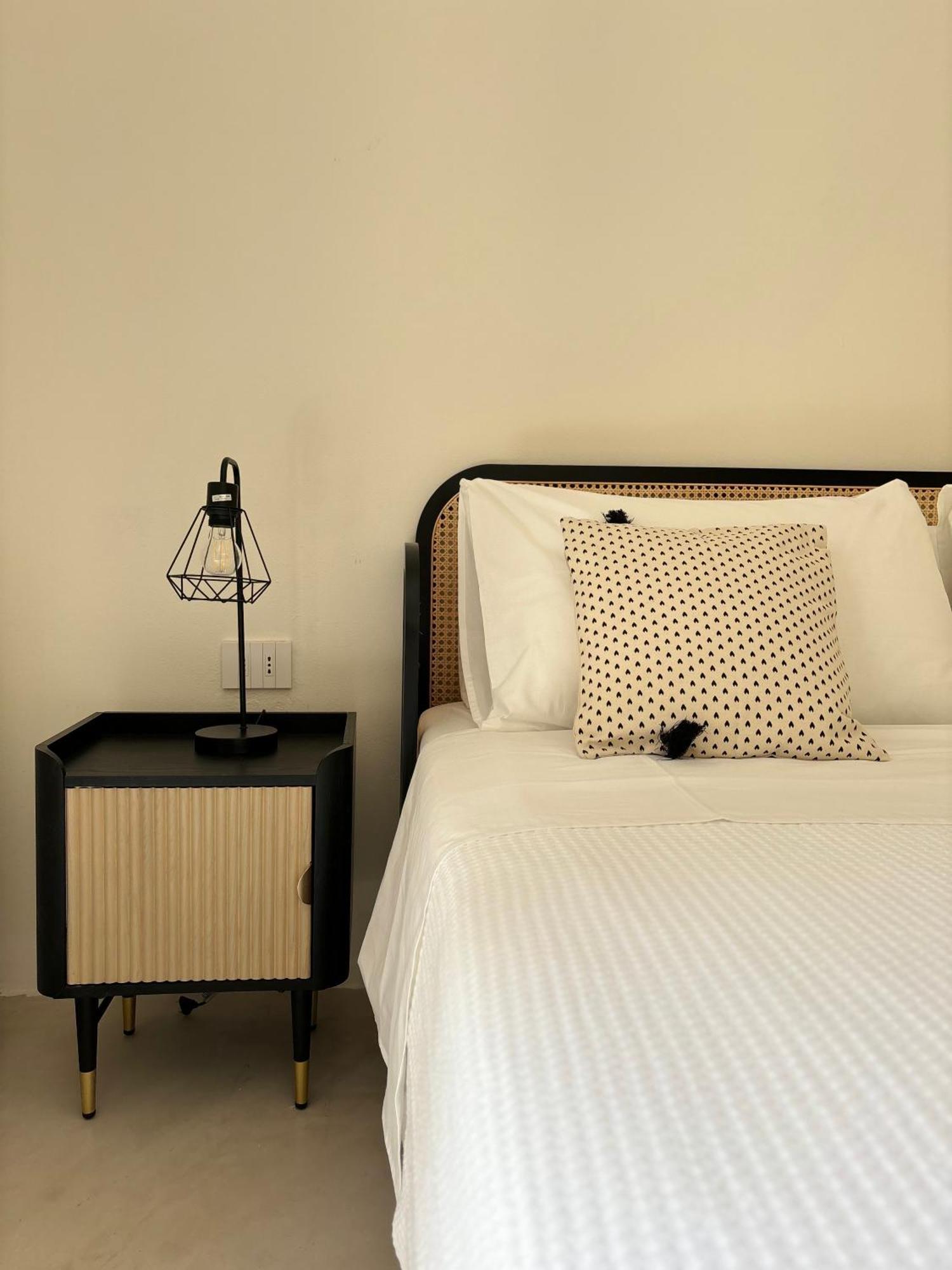 Alora Boutique Suites Лече Екстериор снимка